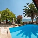 Вилла Luxury Beachfront Mare With Private Pool At The - Peljesac Оребич
