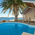 Вилла Luxury Beachfront Mare With Private Pool At The - Peljesac Оребич